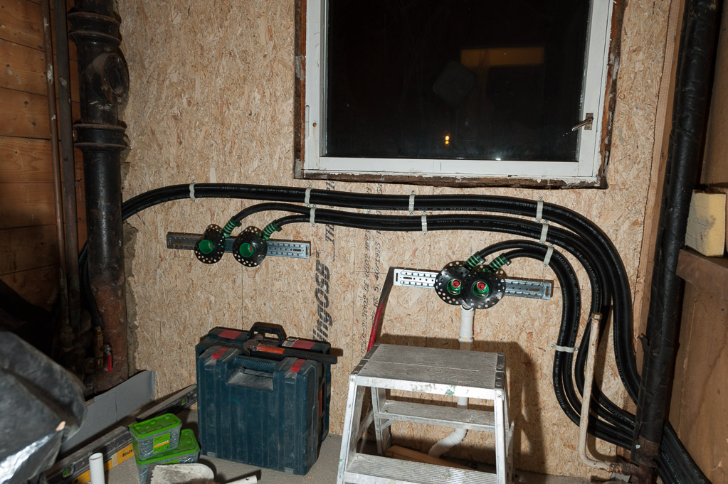 Close-up of the end wall showing both bath and basin connections Close-up of the end wall showing both bath and basin connections