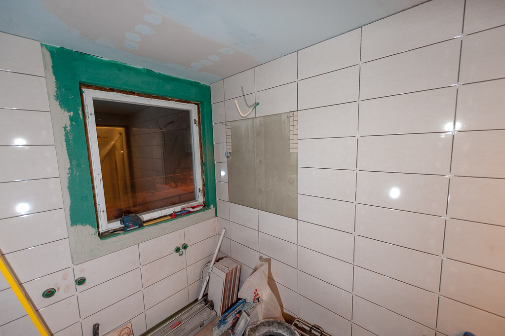 Window end of the room - mirror slot visible Window end of the room - mirror slot visible