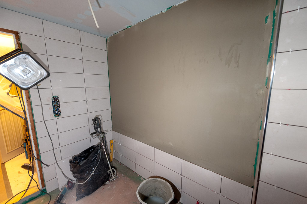Wall above where the bath will stand still to be done Wall above where the bath will stand still to be done