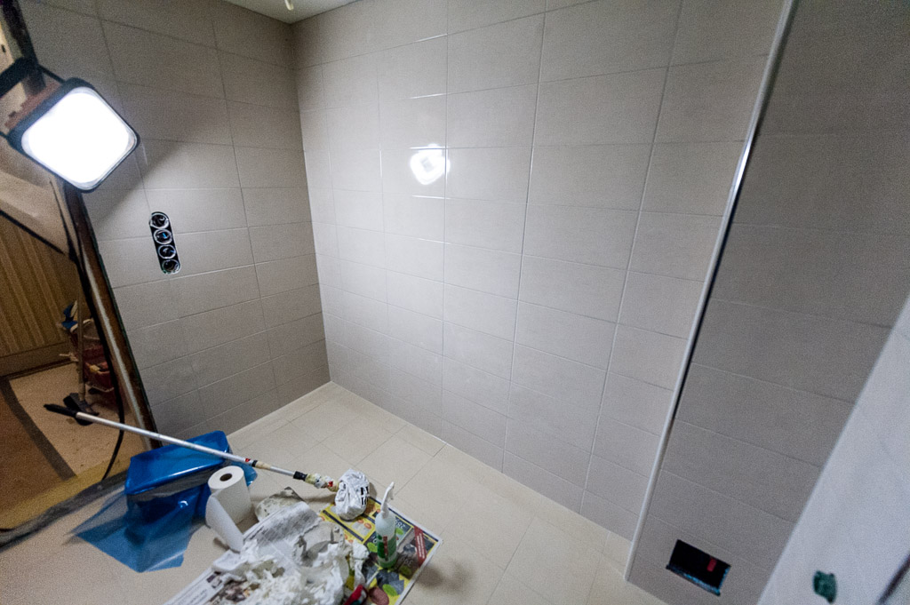 Grouting dried and cleaned, silicone in place Grouting dried and cleaned, silicone in place