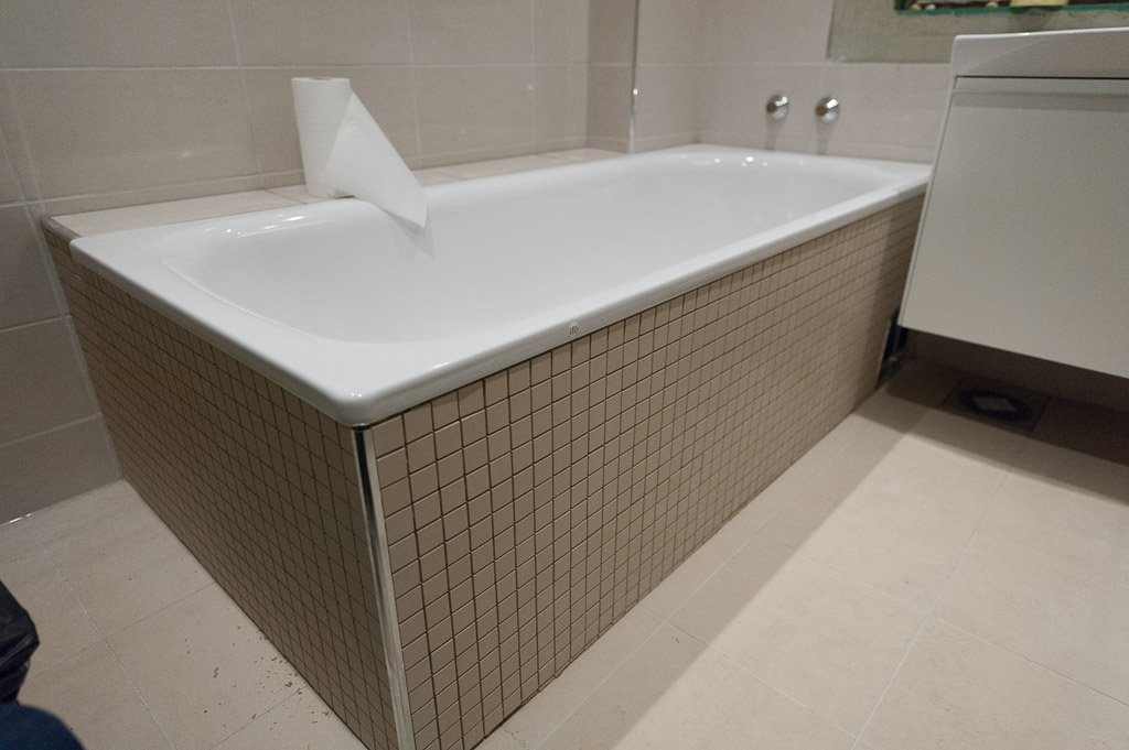 Bath showing tiling