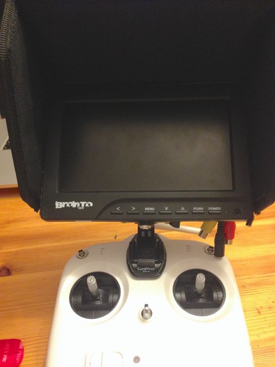 Attach to radio with standard flat mount Attach to radio with standard flat mount